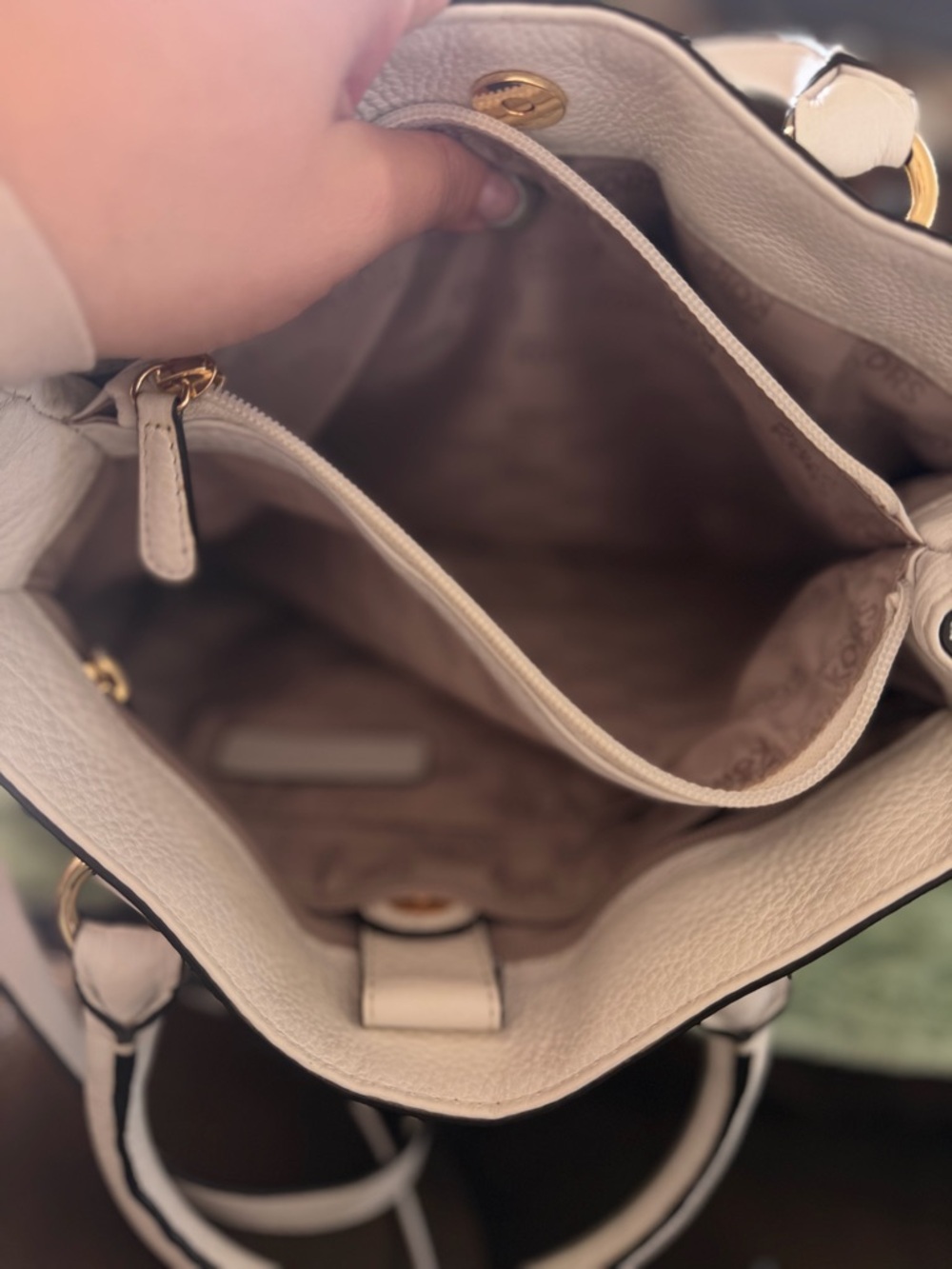 Michael Kors white leather with Gold Hardware bag - Picture 7 of 8